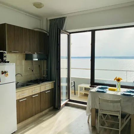 Apartment Lake View Summerland Mamaia